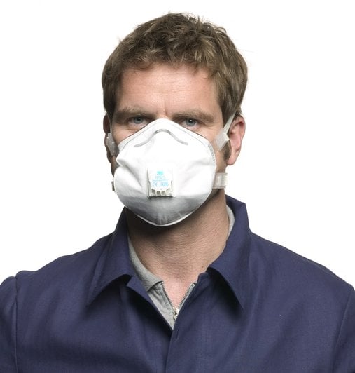 Man met 3M Fijnstofmasker 8825+ dat zijn neus en mond bedekt