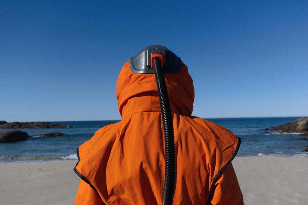 De achterzijde van de helm van het Blastsafe Origin straalpak, met de luchttoevoerslang goed zichtbaar