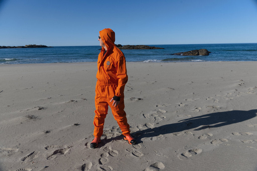 Man met het Blastsafe BASE straalpak aan op het strand